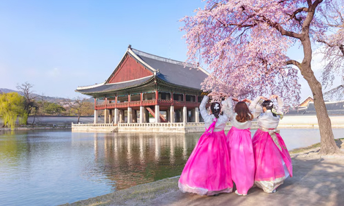 Women dressed traditionally in Seoul