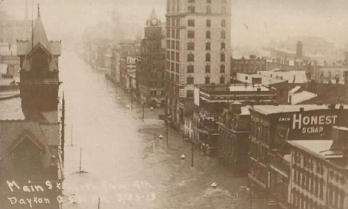 Flooded street in Dayton, Ohio during the Great Flood of 1913